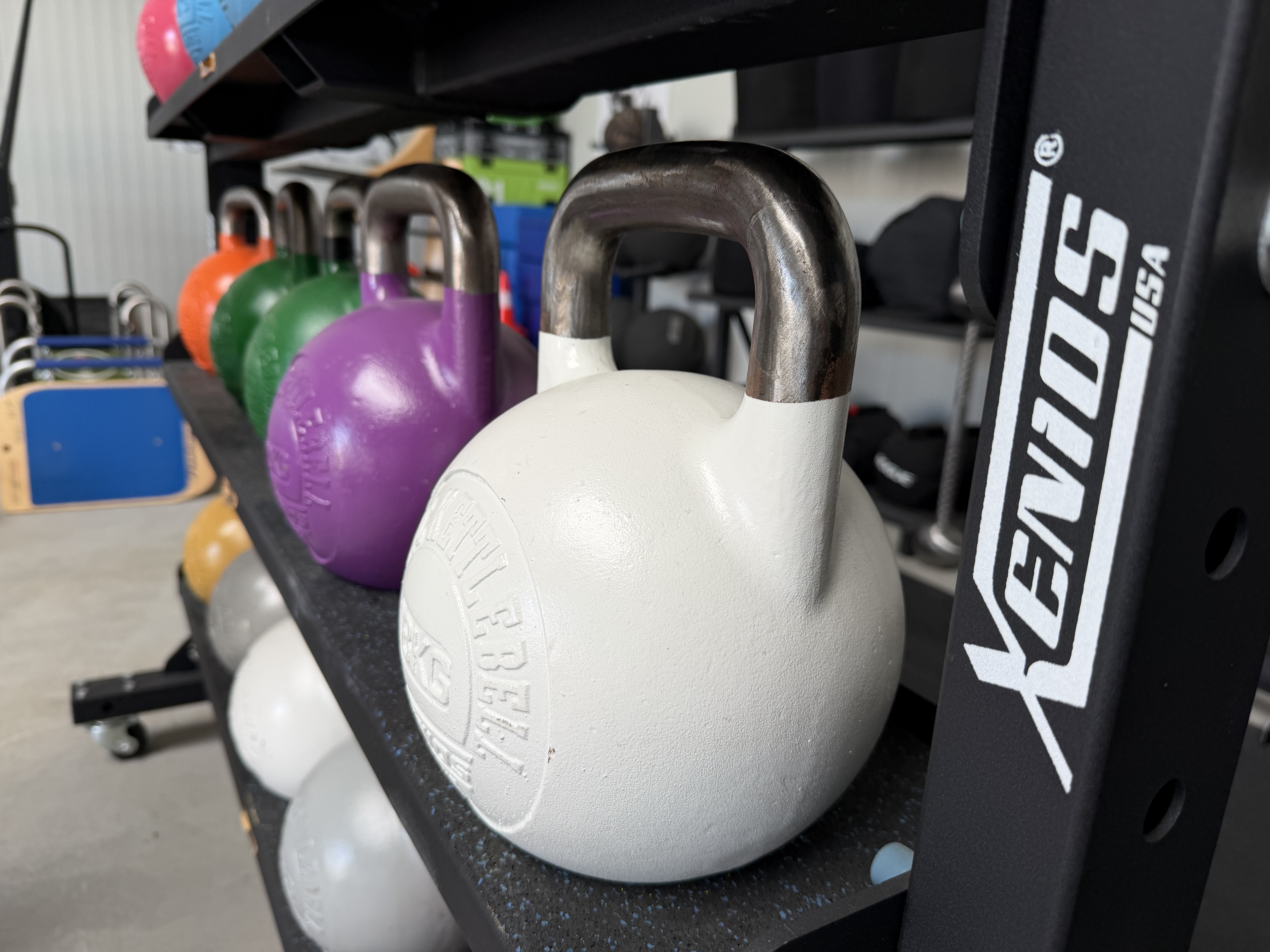 Komplett-Set: Wettkampf-Kettlebells 8 bis 48 kg mit massivem Ständer