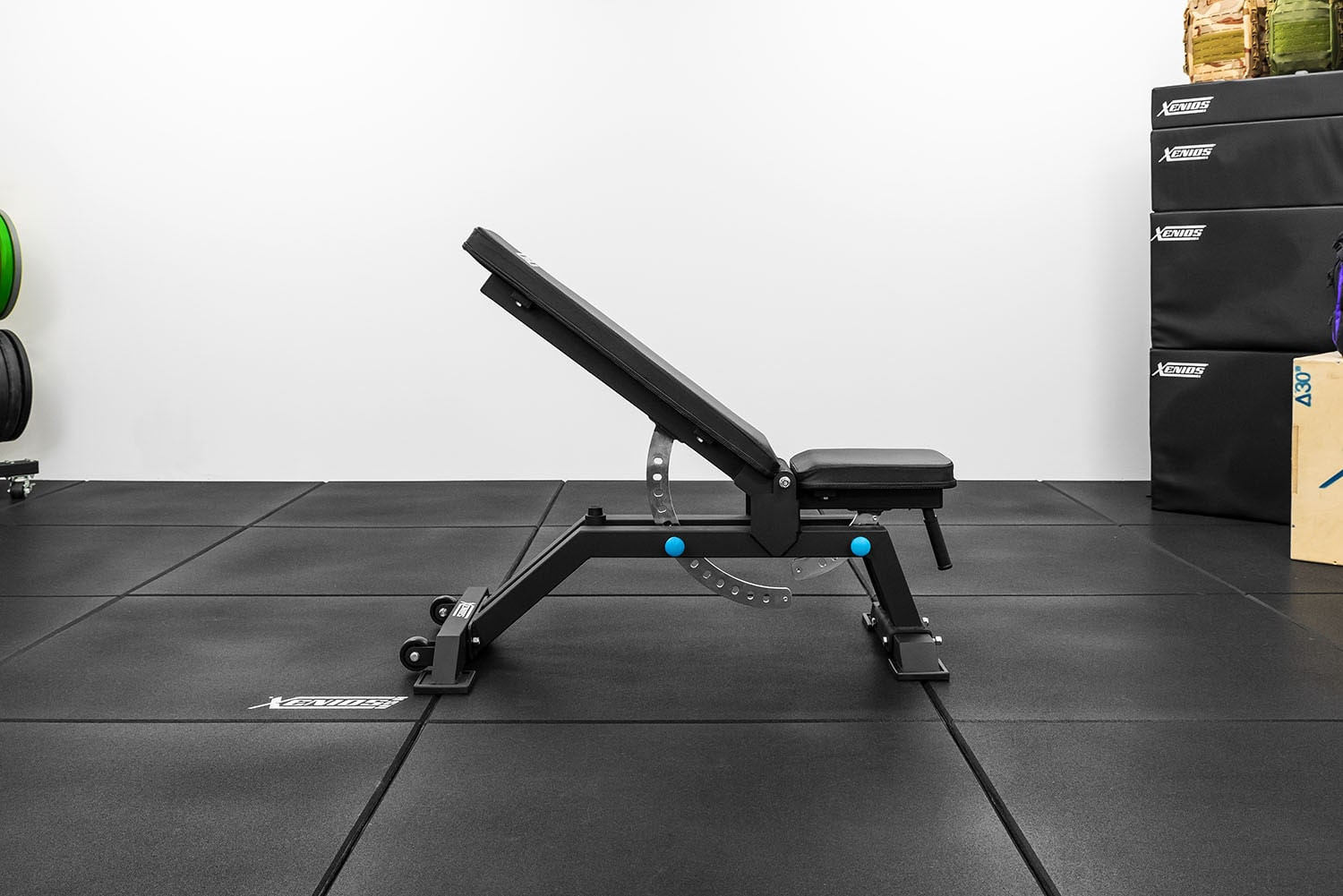 Trainingsbank-schwarzes-Polster-bei-pullsh13 Xenios Bank - verstellbar