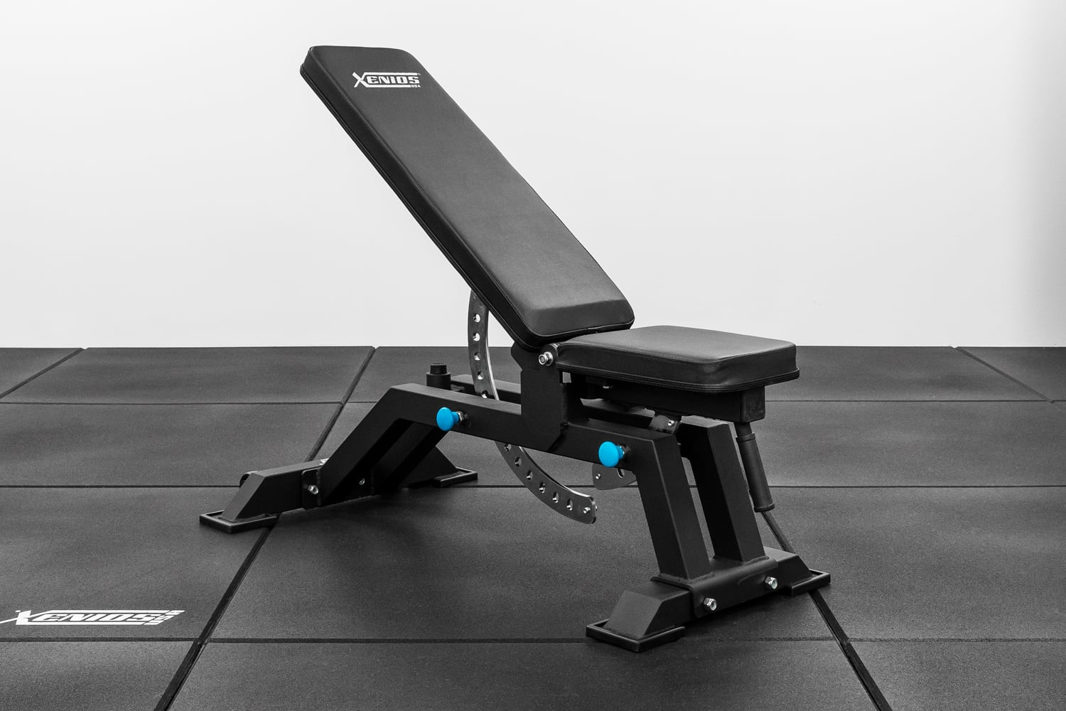 Trainingsbank-schwarzes-Polster-bei-pullsh12 Xenios Bank - verstellbar