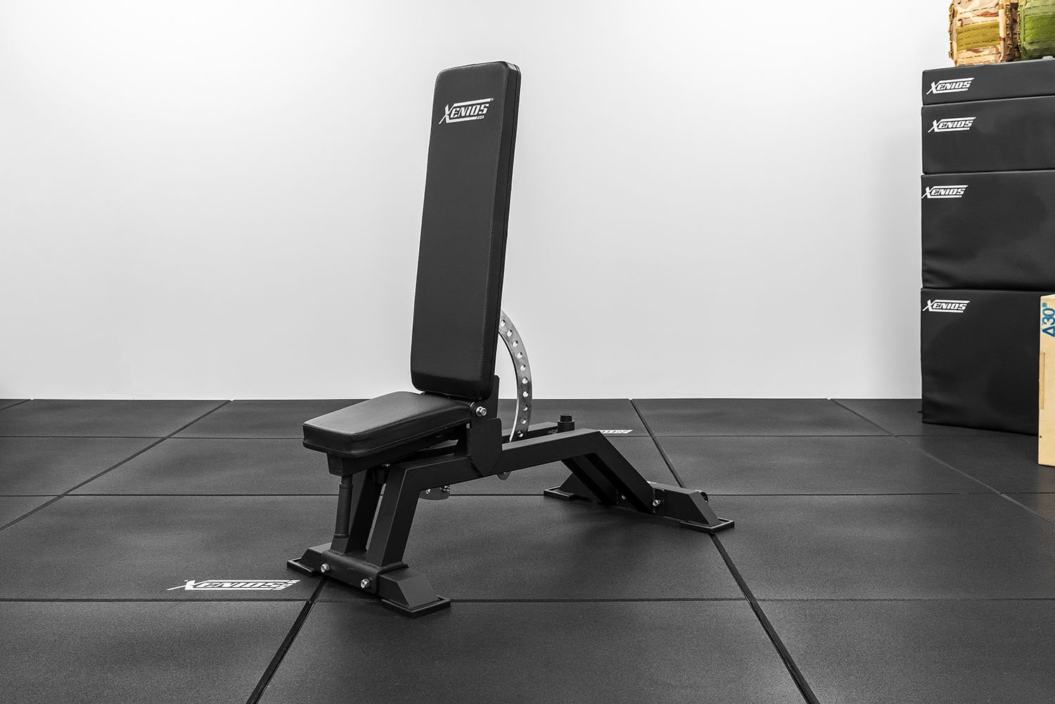 Trainingsbank-schwarzes-Polster-bei-pullsh21 Xenios Bank - verstellbar