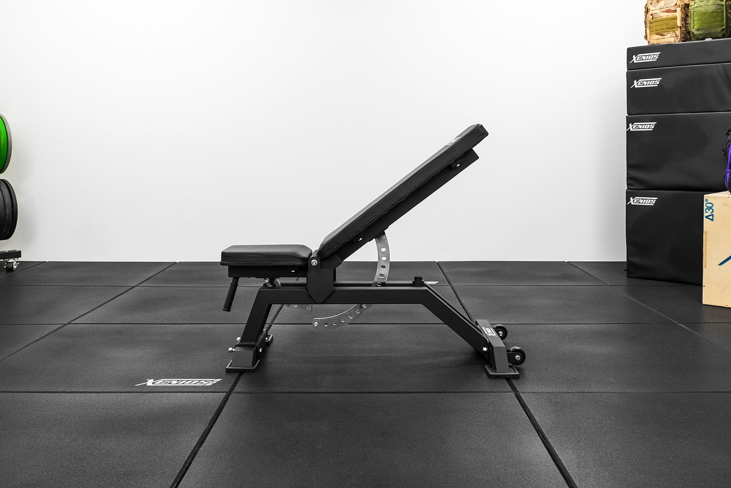 Trainingsbank-schwarzes-Polster-bei-pullsh17 Xenios Bank - verstellbar