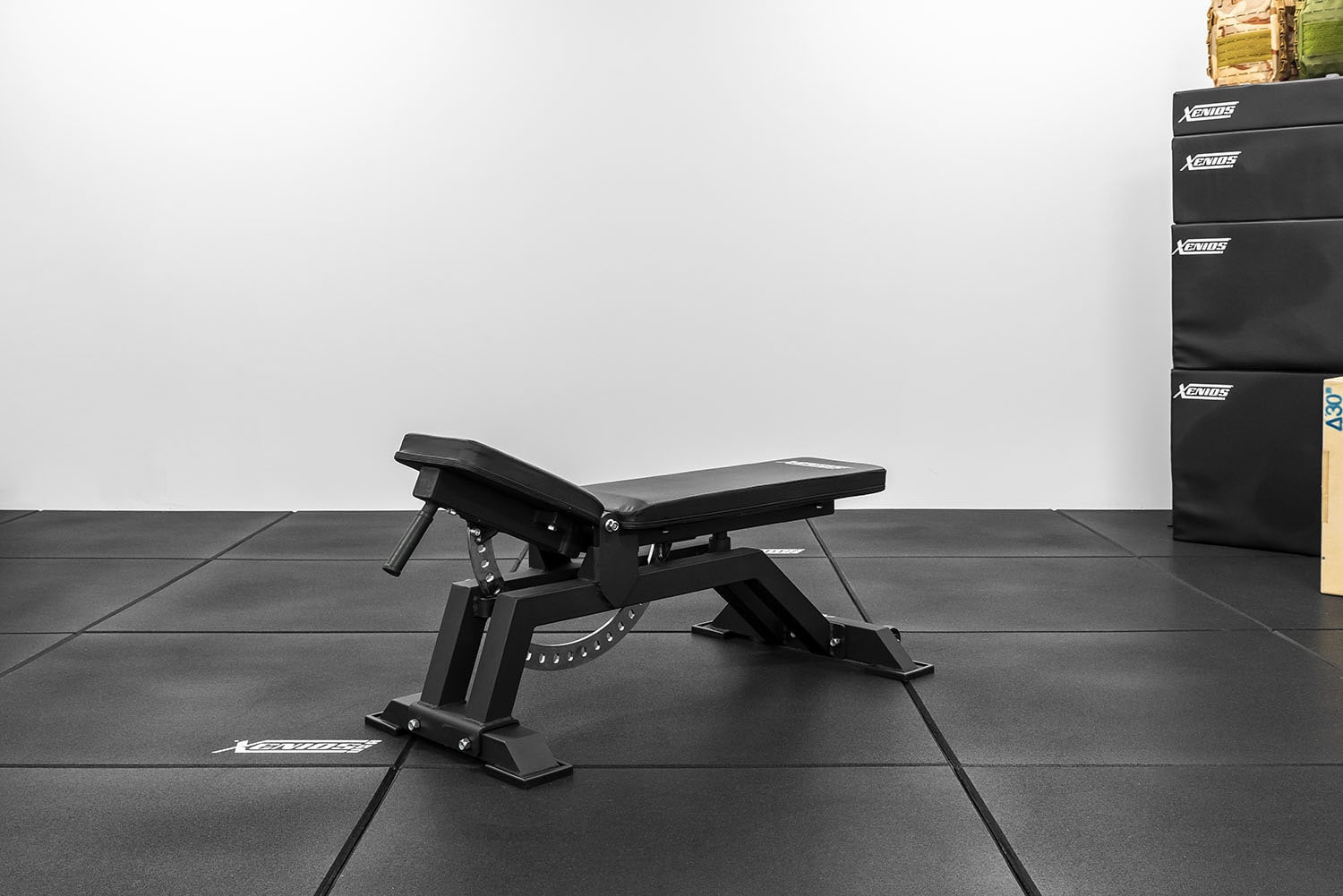 Trainingsbank-schwarzes-Polster-bei-pullsh18 Xenios Bank - verstellbar