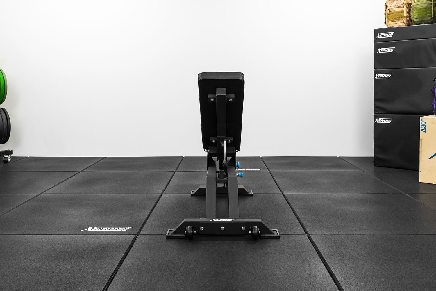 Trainingsbank-schwarzes-Polster-bei-pullsh15 Xenios Bank - verstellbar