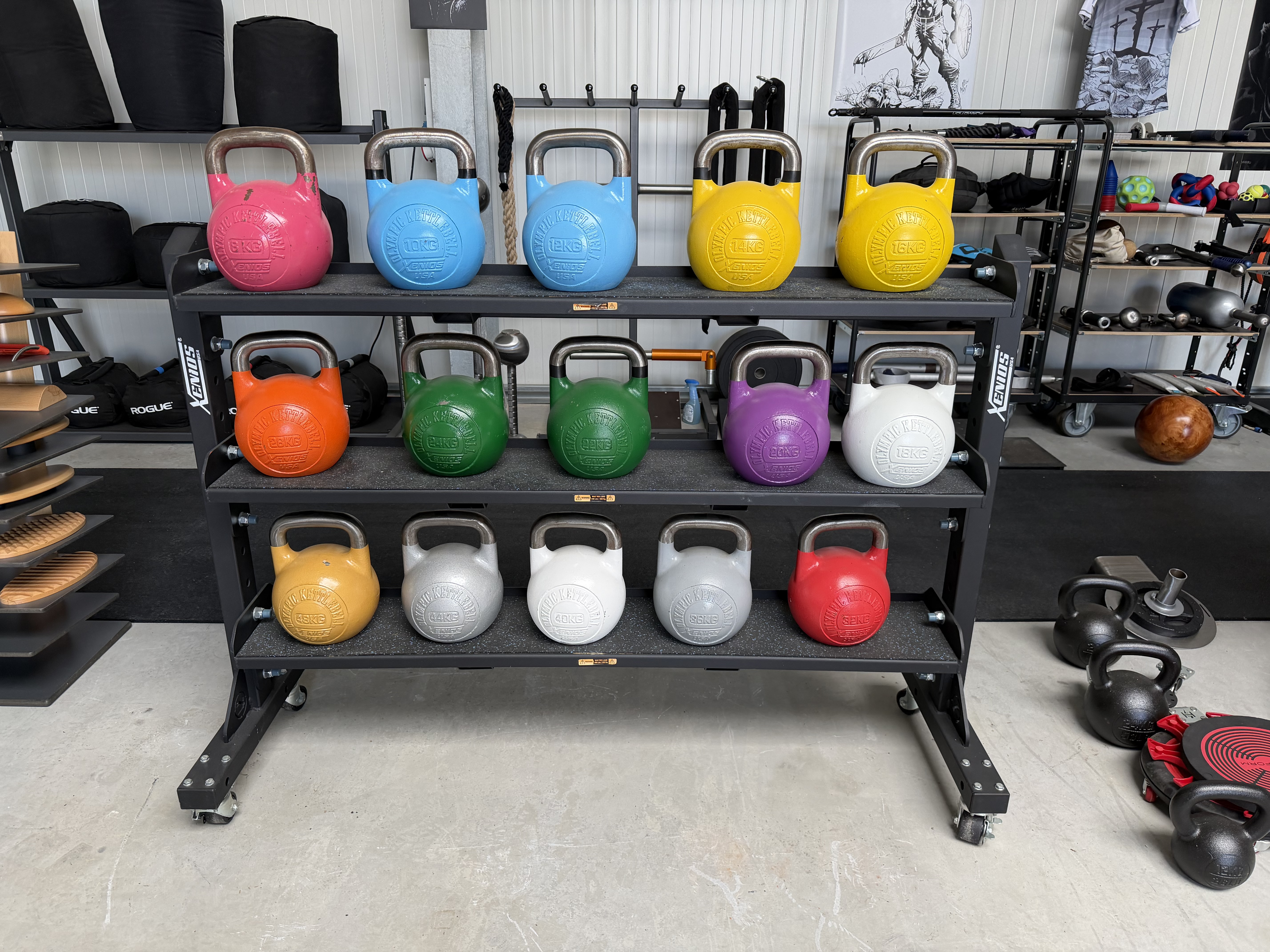 Komplett-Set: Wettkampf-Kettlebells 8 bis 48 kg mit massivem Ständer