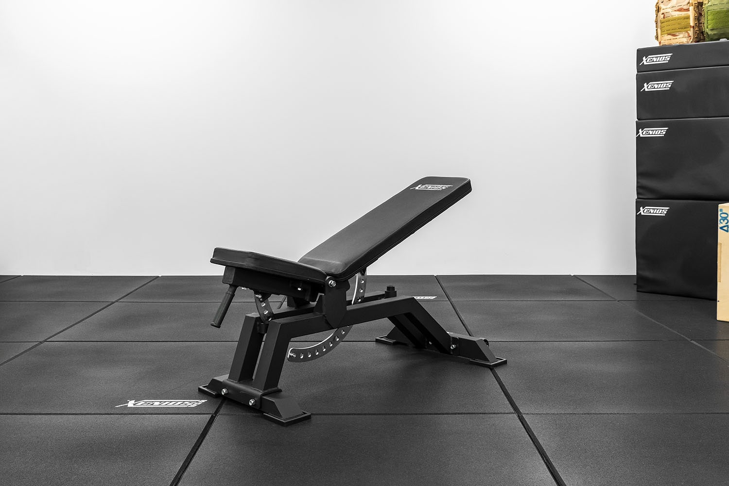 Trainingsbank-schwarzes-Polster-bei-pullsh19 Xenios Bank - verstellbar